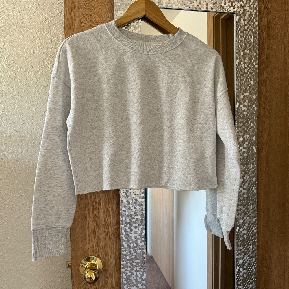 Women Old Navy Cropped Light Gray Sweatshirt/XS